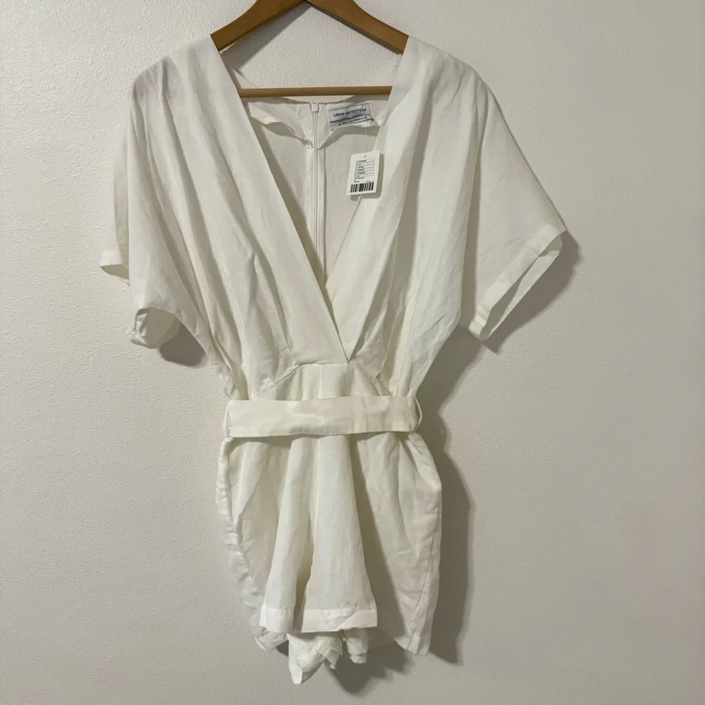 Urban Outfitters UO Ruby Linen Surplice Jumpsuit White Waist Tie Pockets NWT-6 - Picture 2 of 10